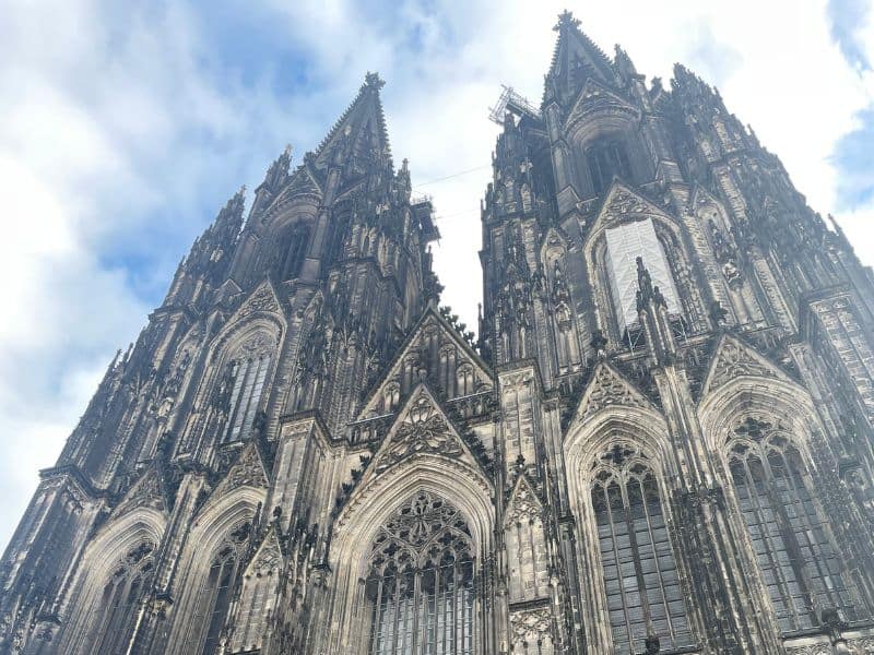 Frontalansicht der beiden Türme des Kölner Doms, oberer Bildausschnitt