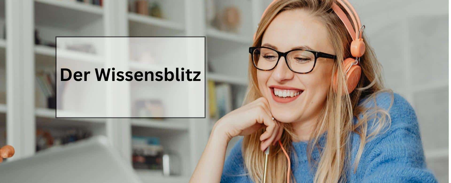 Headerbild Wissensblitz(1) Eine lächelnde Frau mit Kopfhörer sitzt vor einem Laptop neben ihr ihr ein Schild "Der Wissensblitz" zu sehen.