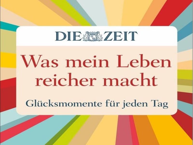 Appetitlich arrangiertes Ofengemüse in einer Schale, mit Süßkartoffeln, Tomaten, Rosenkohl und Käse