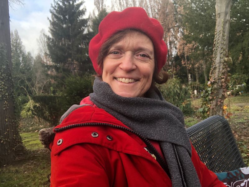 Frau auf einer Bank im Wald